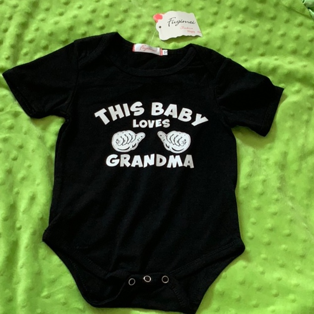 🌻NWT This Baby Loves Grandma Onesie 6-12m k